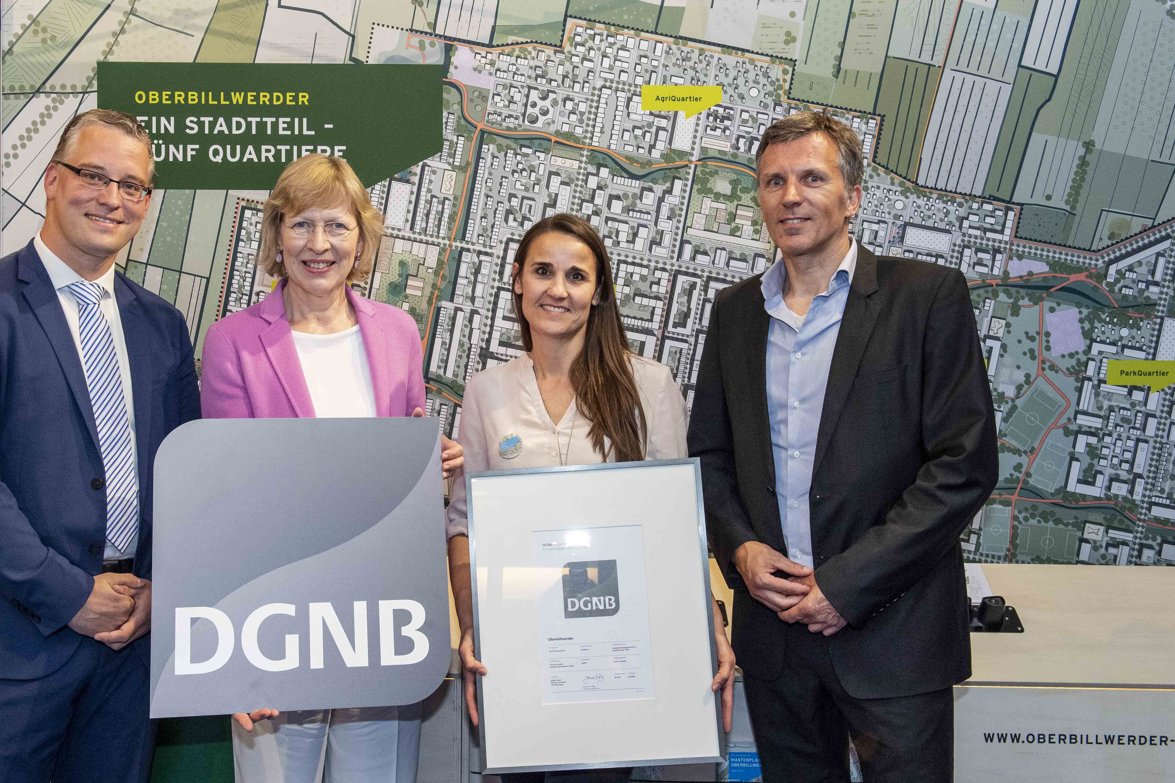 Dorothee Stapelfeldt und Karen Pein erhalten das DGNB Zertifikat