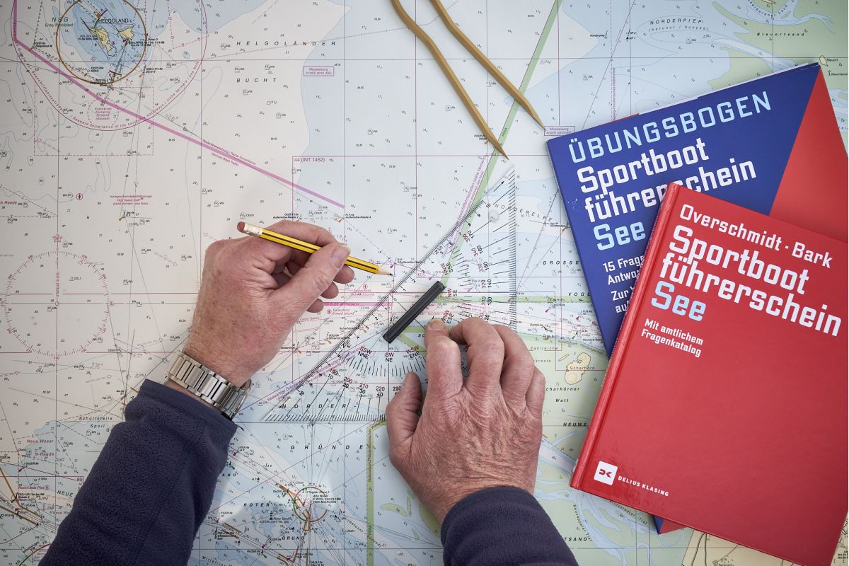 Karte, Geodreieck und Bücher Sportbootführerschein
