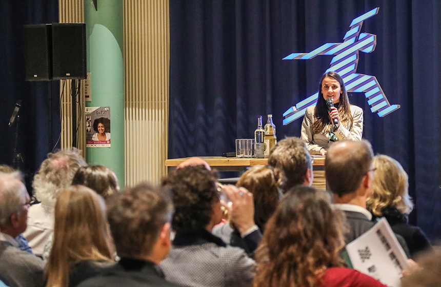 Karen Pein hält vor einem Publikum eine Präsentation
