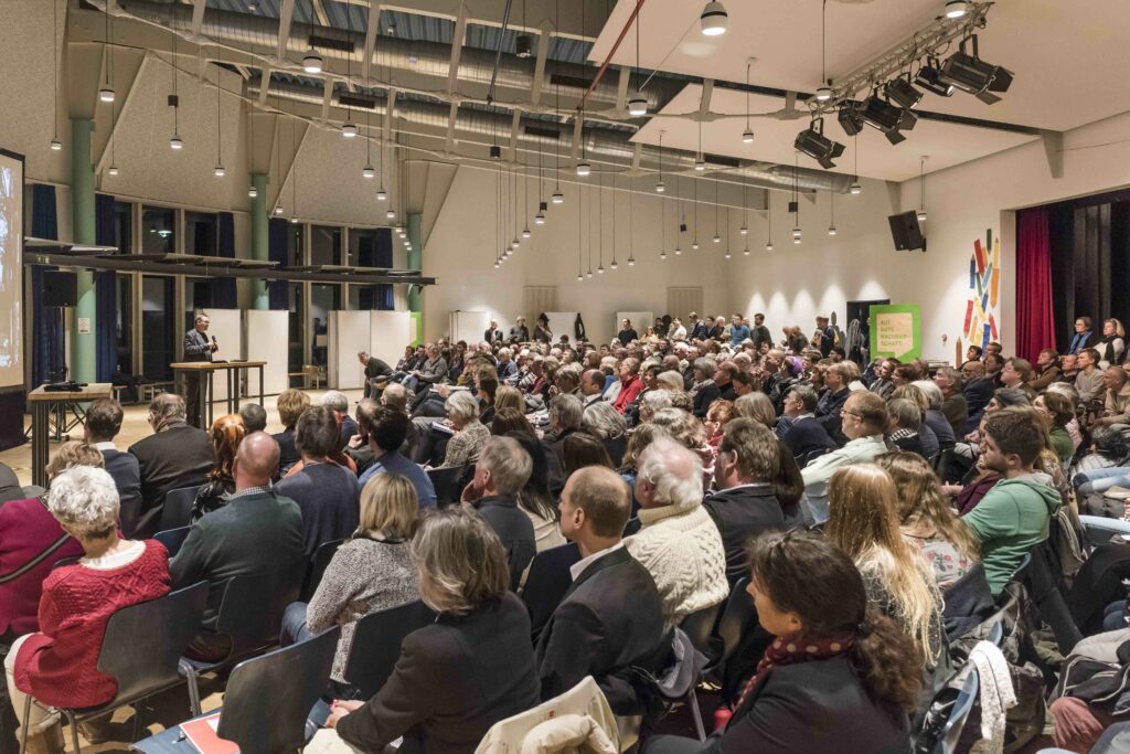 Menschen sitzen während der Abschlusspräsentation Oberbillwerders in einem Saal