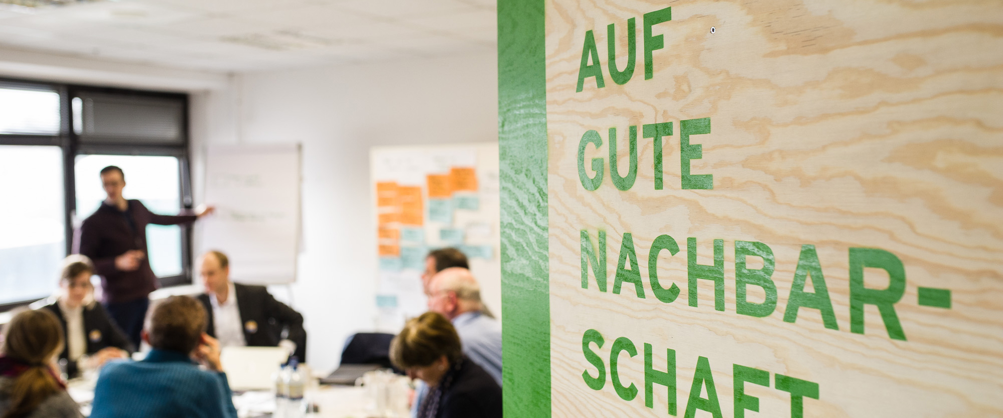 Mehrere Personen diskutieren im Rahmen der Ideenwerkstatt gemeinsam
