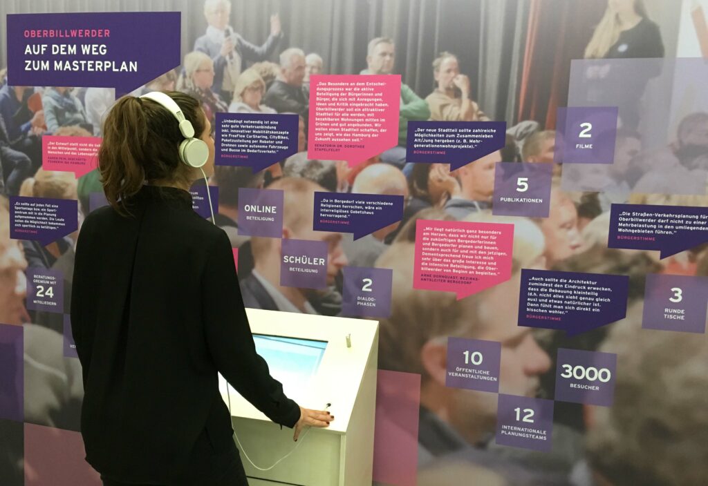 Besucherin schaut sich die Ausstellung an