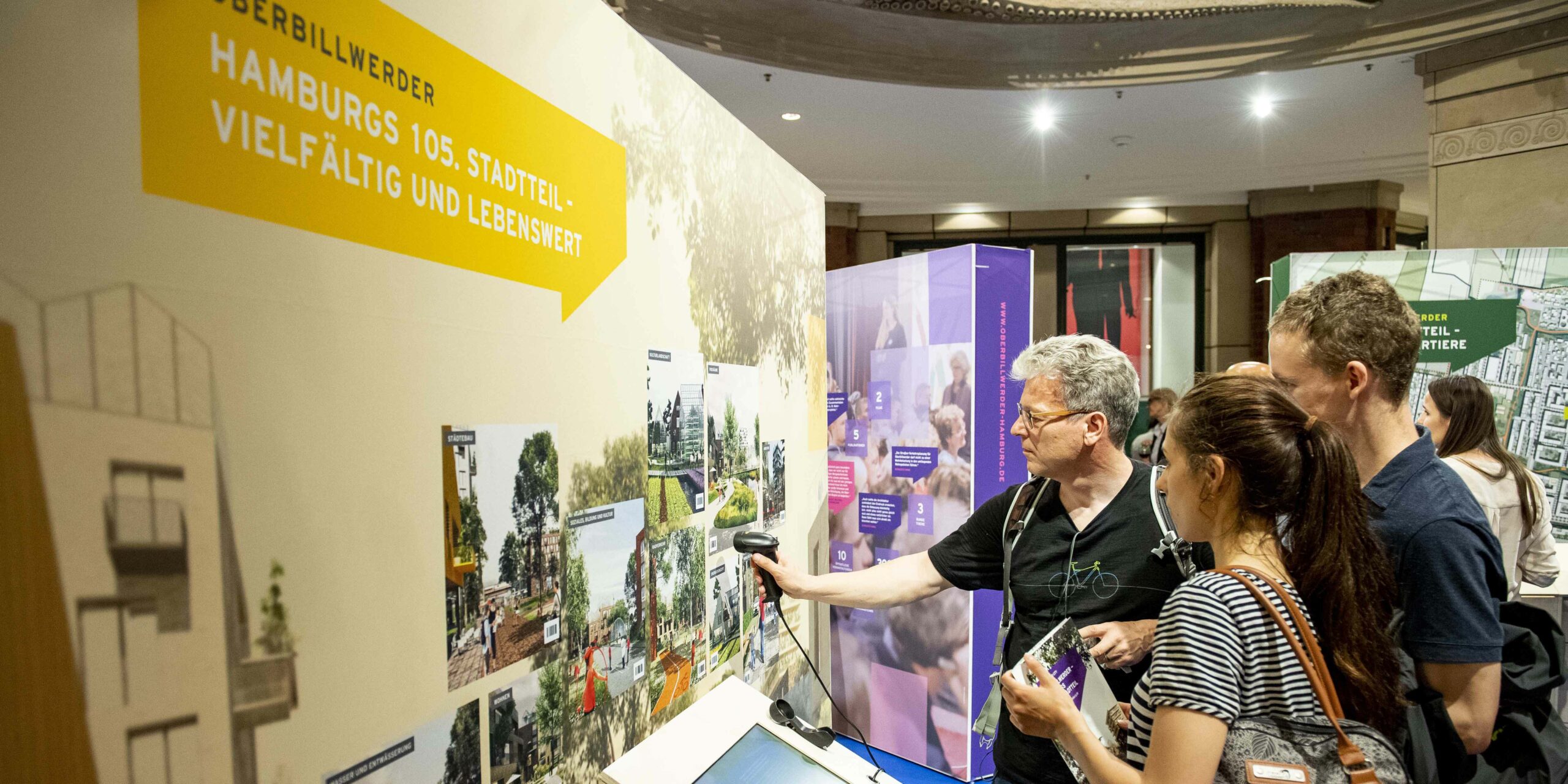 Menschen stehen vor einer Ausstellungswand von Oberbillwerder