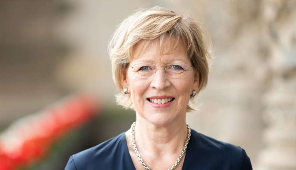 Senatorin Dr. Dorothee Stapelfeldt schaut in die Kamera
