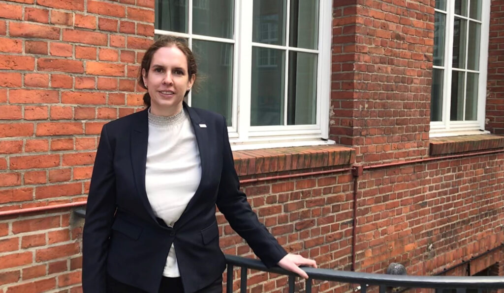 Corinna Klimas der HAW steht vor einem Gebäude