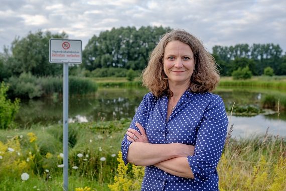 Dore Göppert von iwb Ingenieure Infrastruktur vor einem Gewässer