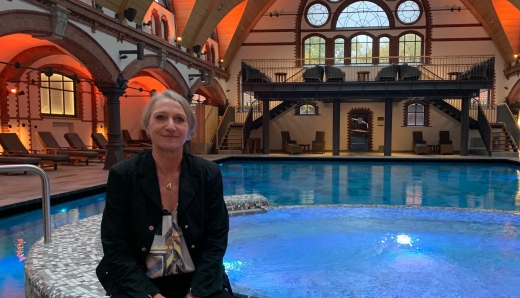 Karin Hopert von Bäderland sitzt in einem Schwimmbad