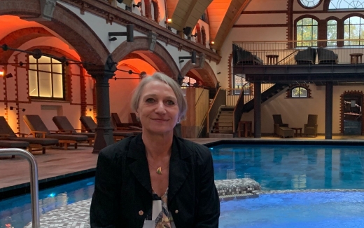 Karin Hopert von Bäderland steht in einem Schwimmbad