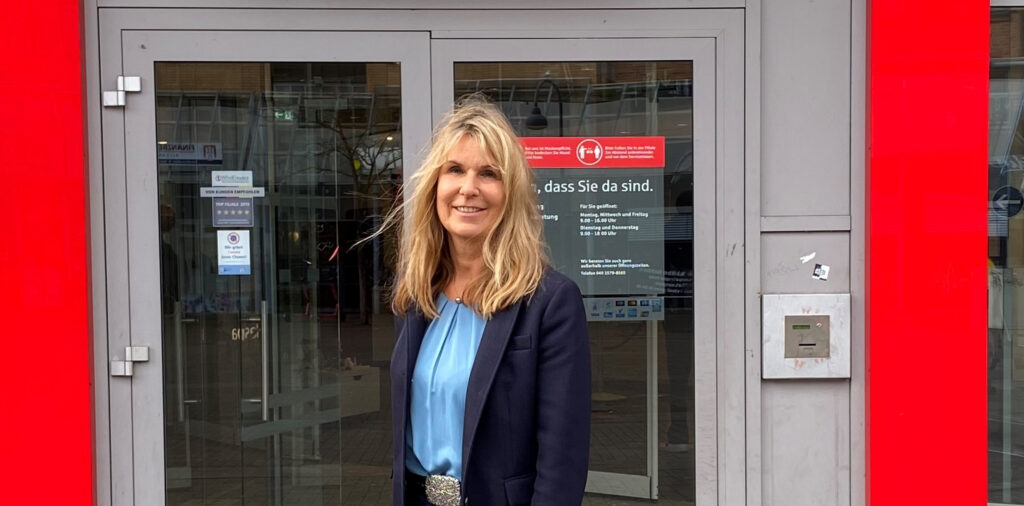 Petra Wittenhagen der Sparkasse Hamburg steht vor einer Filiale