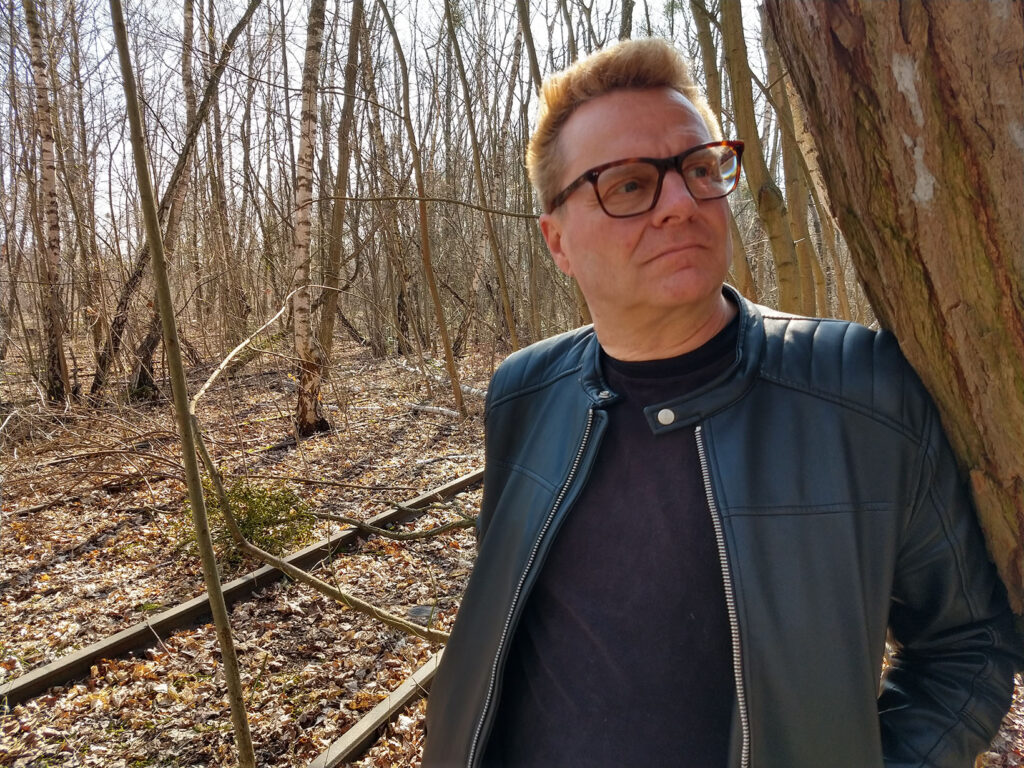 Knut Marscholek-Uecker der DB Station&Service AG lehnt an einem Baum