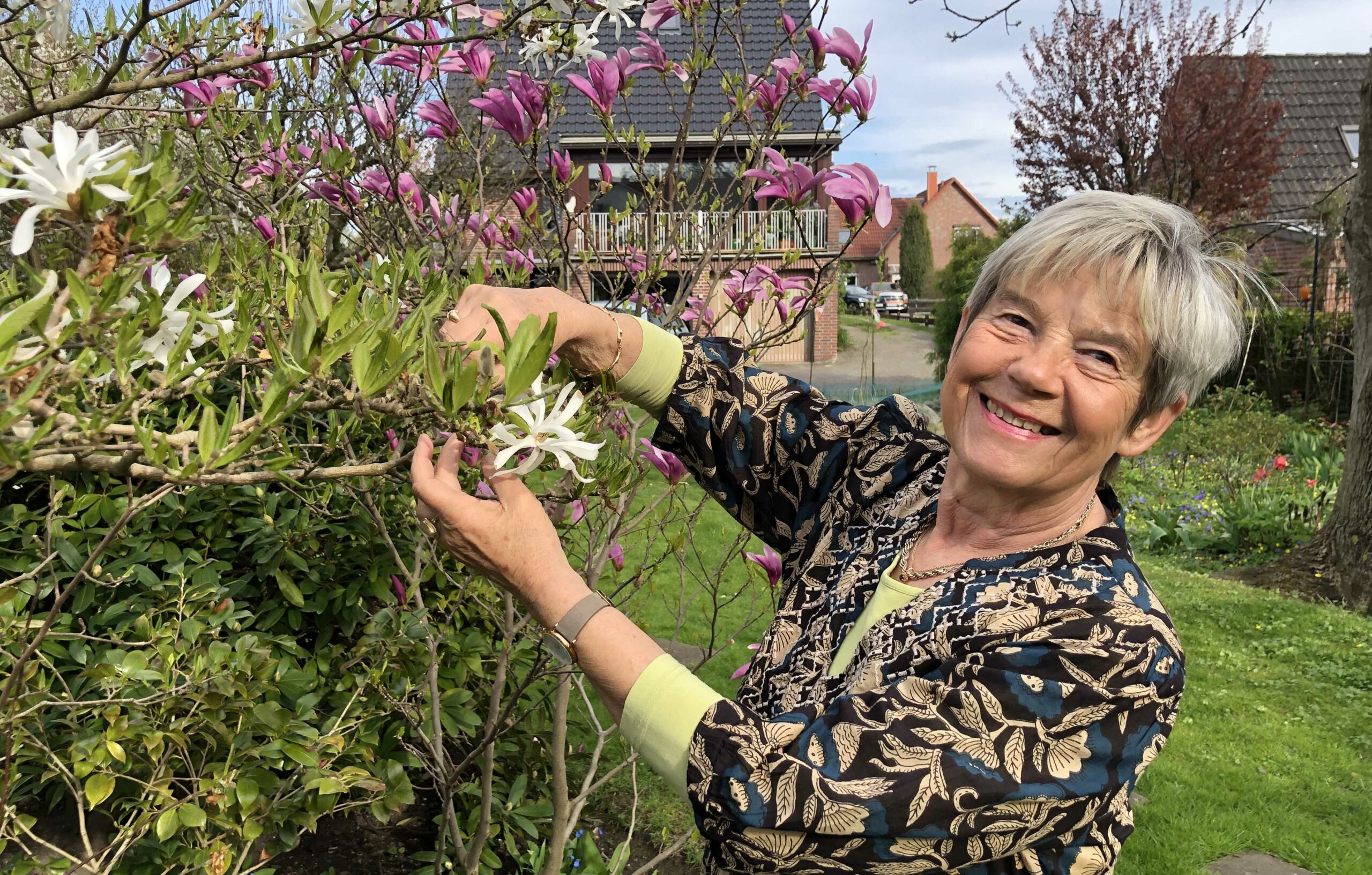 Dagmar Strehlow, Vorsitzende des Seniorenbeirats, steht vor Sträuchern
