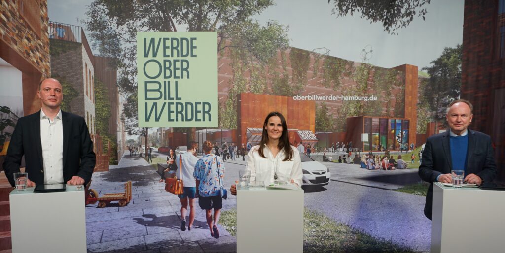 Joel Schrage, Karen Pein und Michael Pollmann stehen vor einem Oberbillwerder Banner