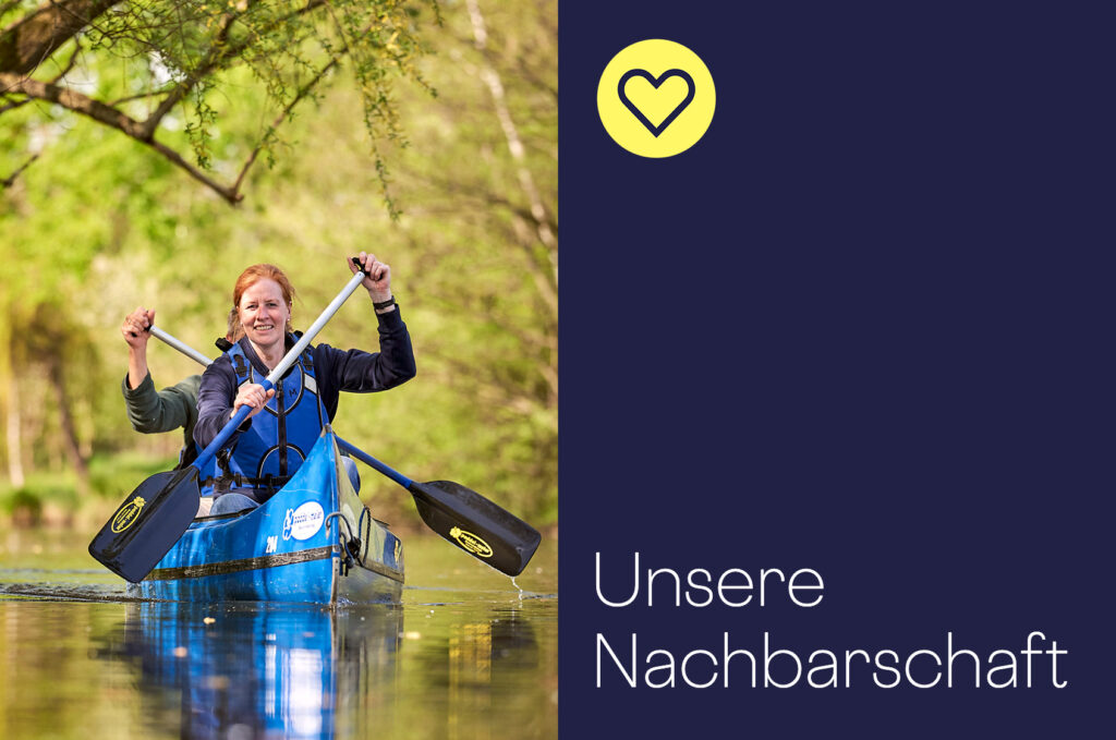 Marion Meier sitzt in einem blauen Kanu auf dem Wasser