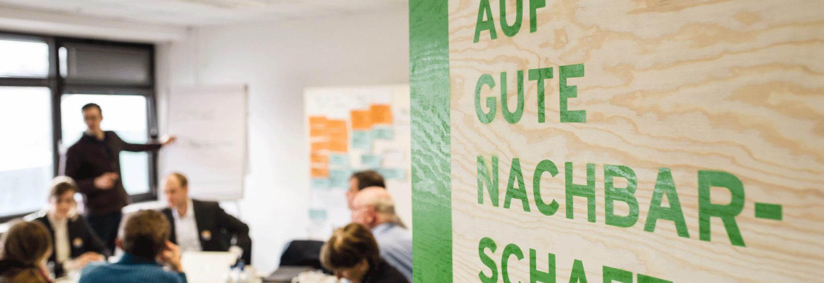 Mehrere Personen diskutieren im Rahmen der Ideenwerkstatt gemeinsam