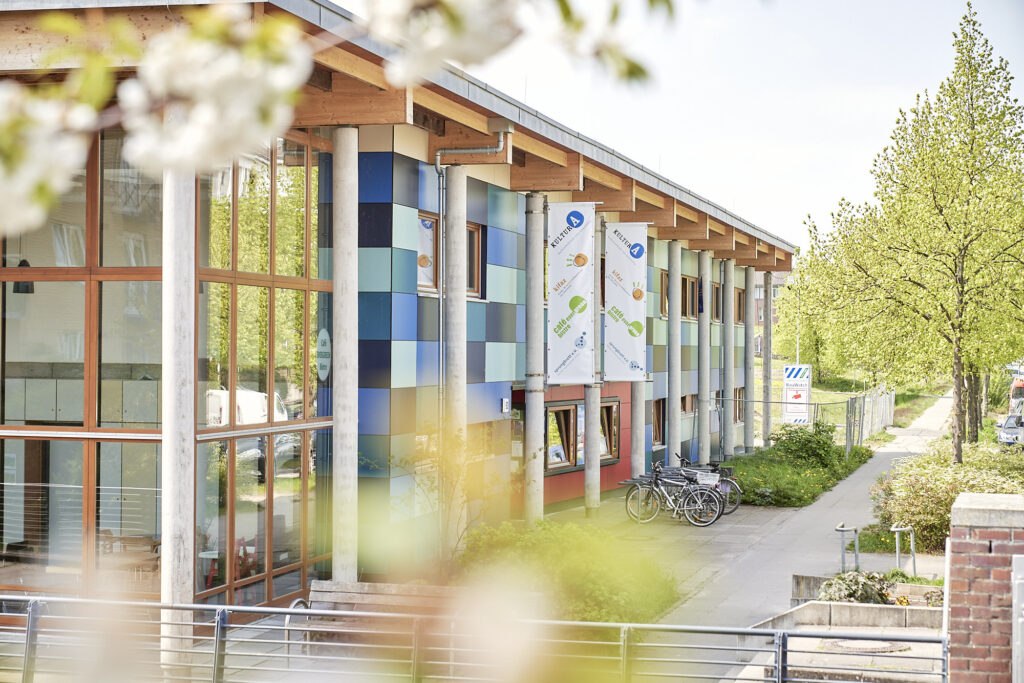Das Gebäude des KulturA mit danebenliegenden Bäumen