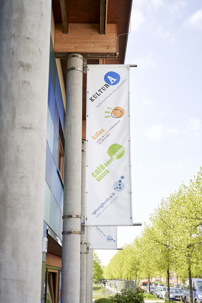 Am Gebäude des KulturA hängt ein Banner mit Informationen zu verschiedenen Angeboten
