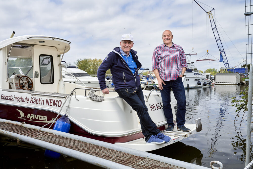 Zwei Männer auf einem Boot