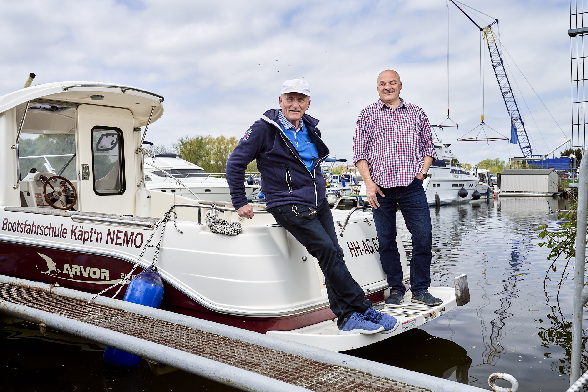 Zwei Männer auf einem Boot