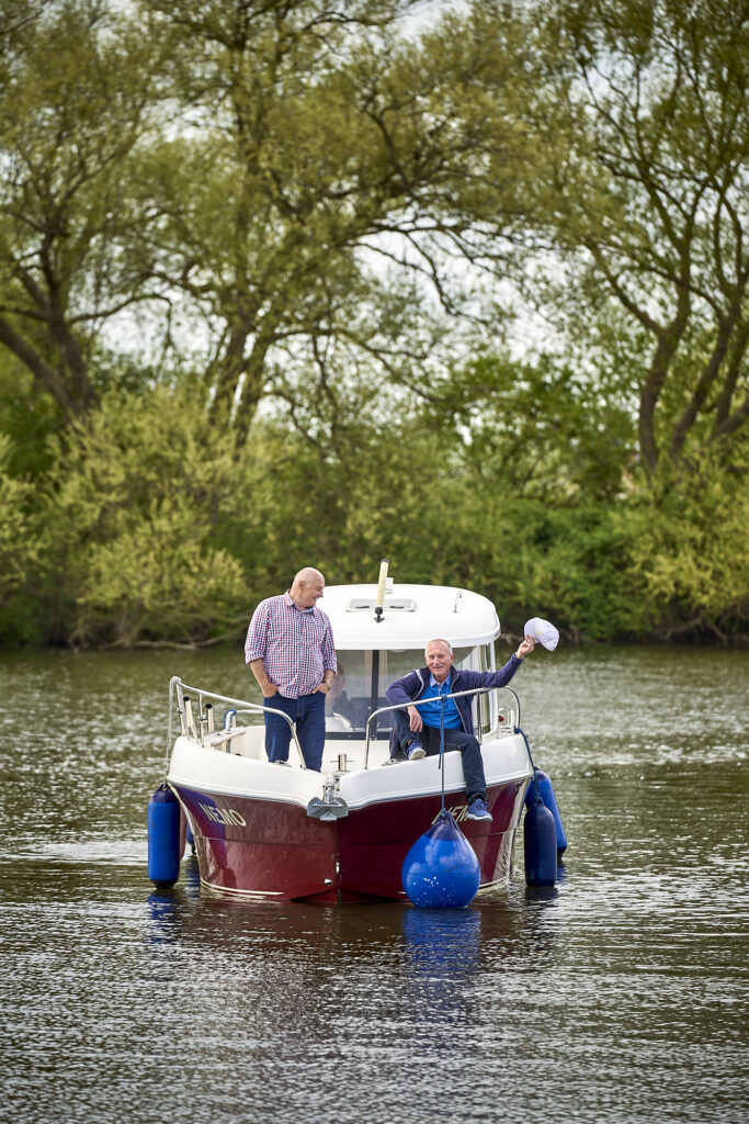 Zwei Männer auf einem Boot in der Dove Elbe