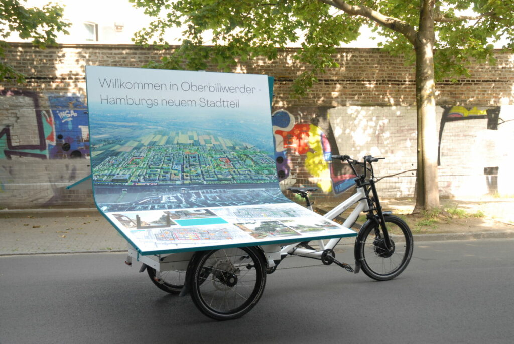 Großes Fahrrad mit Infotafel