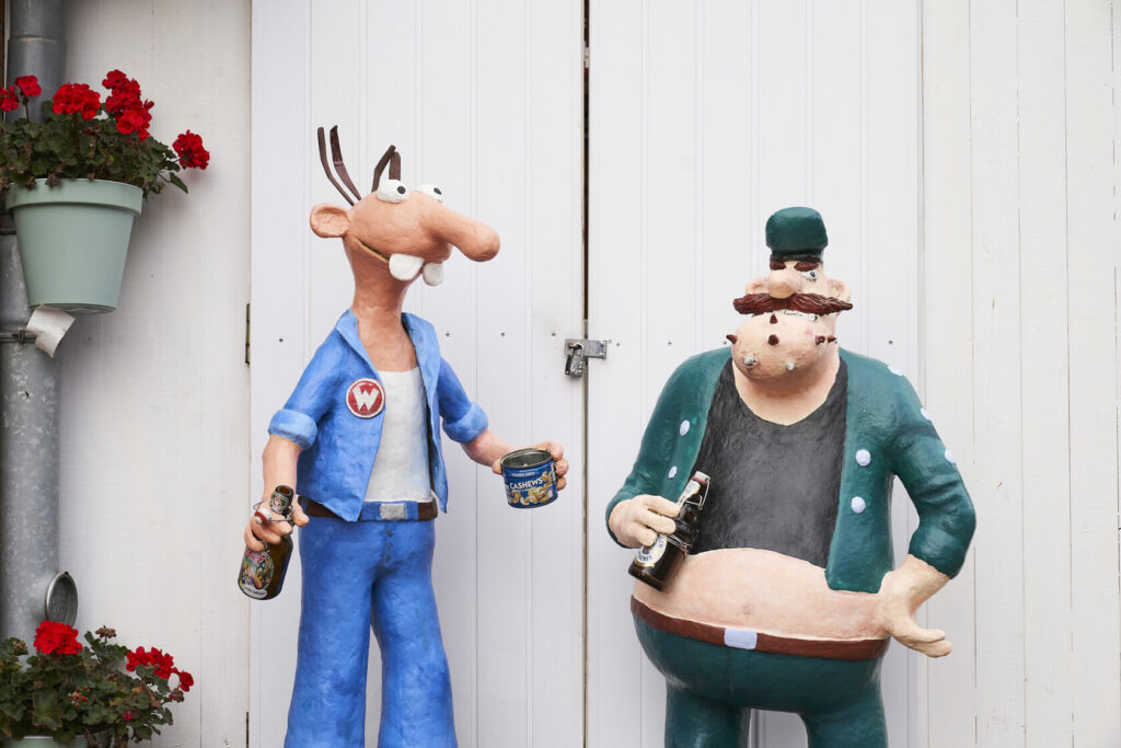 Zwei Figuren aus Pappmarché