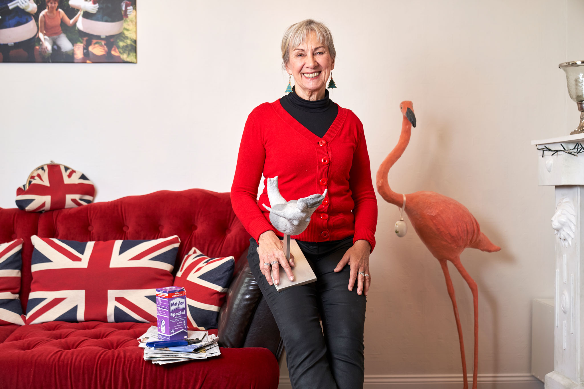 Frau mit Vogelfiguren