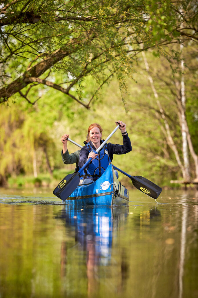 Marion Meier sitzt in einem blauen Kanu auf dem Wasser