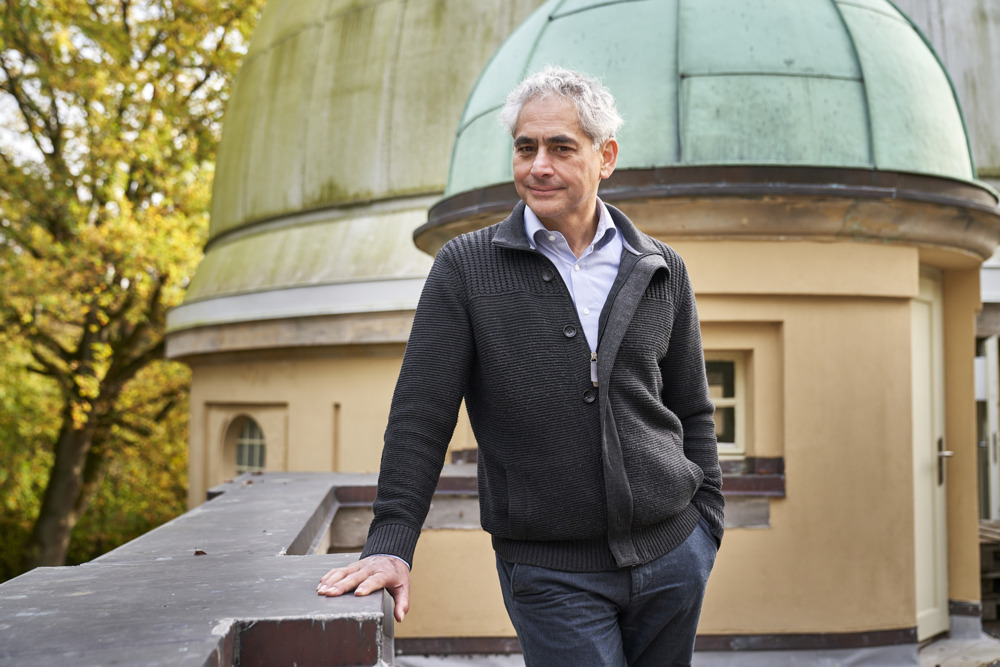 Dr. Robi Banerjee vor der Sternwarte