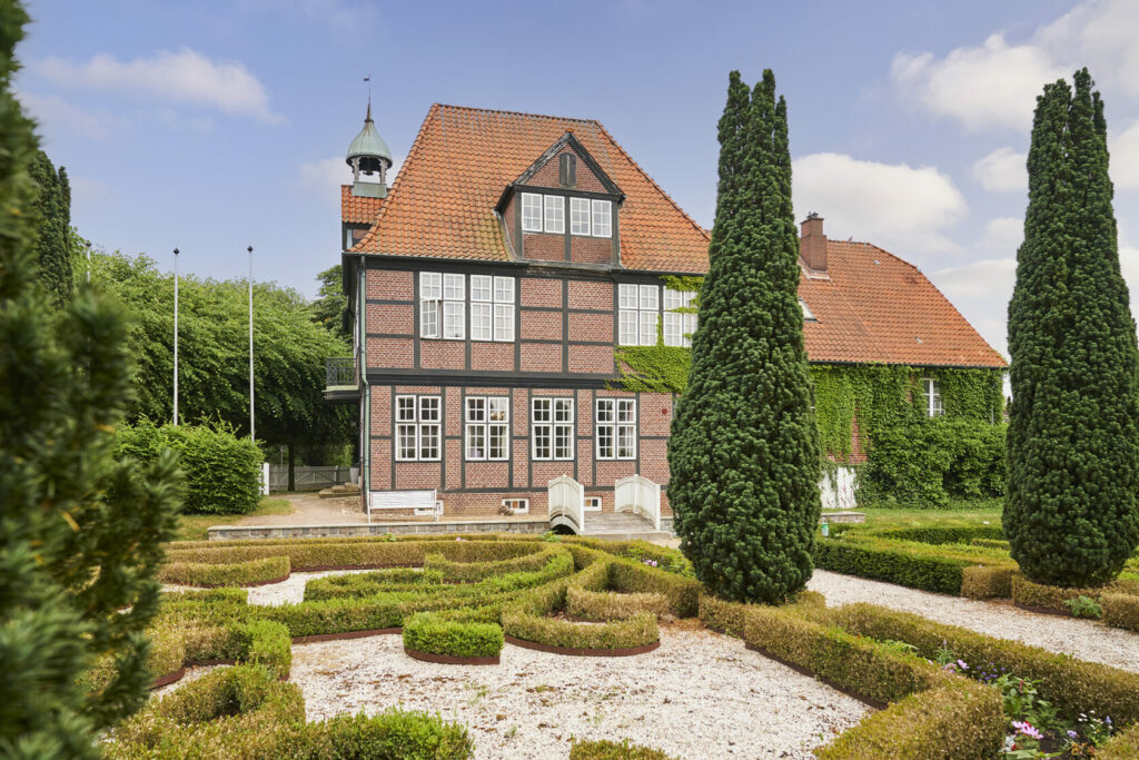 Außenansicht des Fachwerkhauses mit Garten