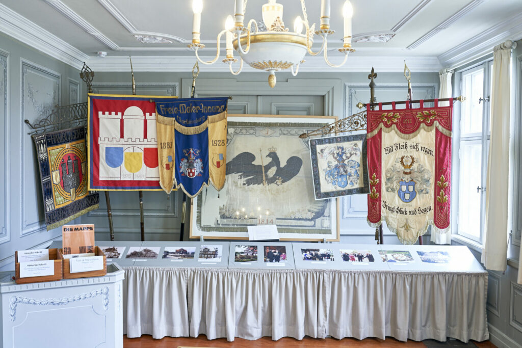 Sammlung von Bannern und Fotos