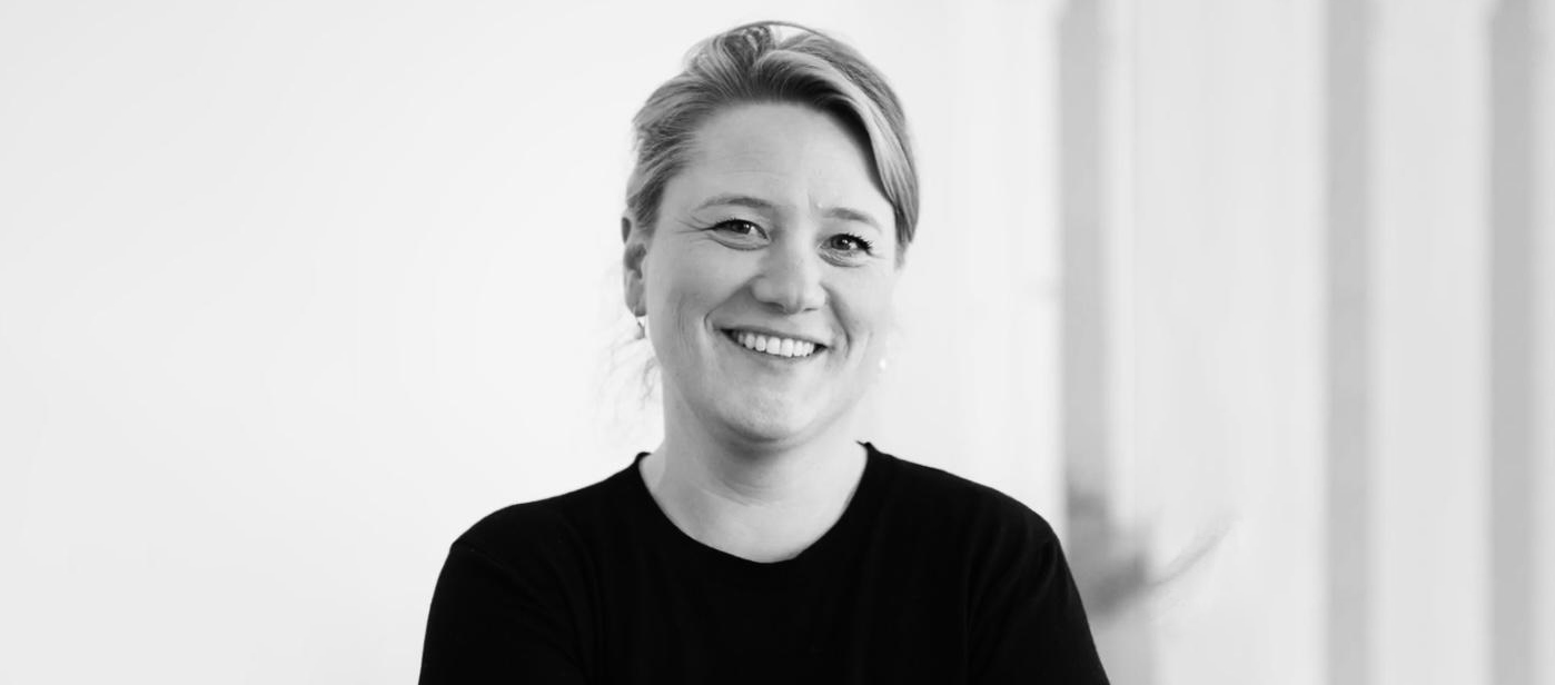 Schwarz-Weiß-Portrait von Podcast-Gast Prof. Elisabeth Endres