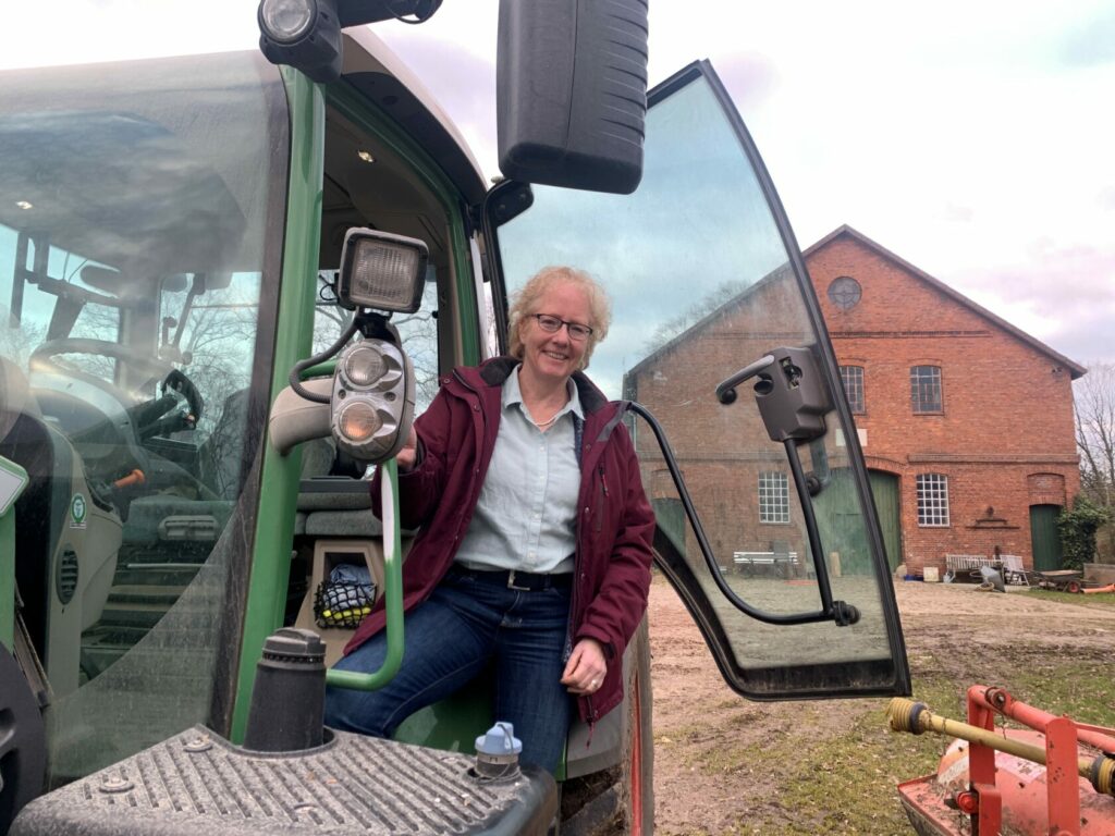 Mitmacherin Gesa Kohnke-Bruns auf einem Traktor
