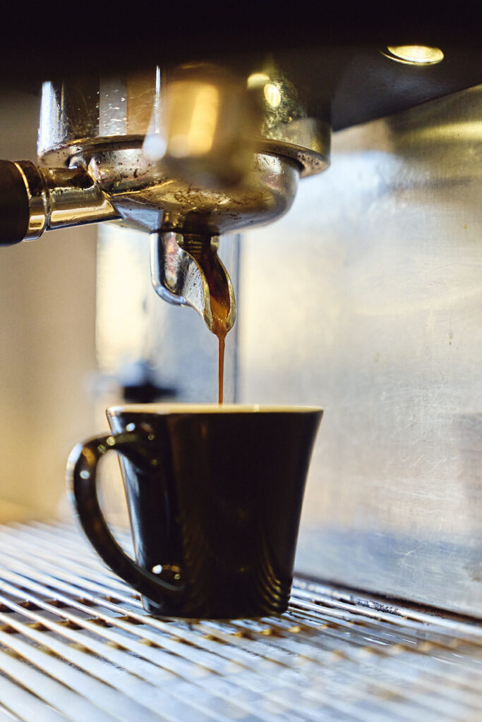Kaffee läuft in eine Tasse