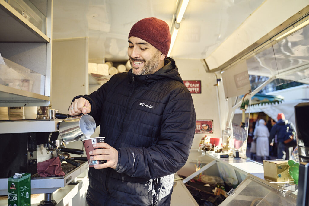 Andres Süssmann beim Zubereiten des Kaffees in seinem Truck