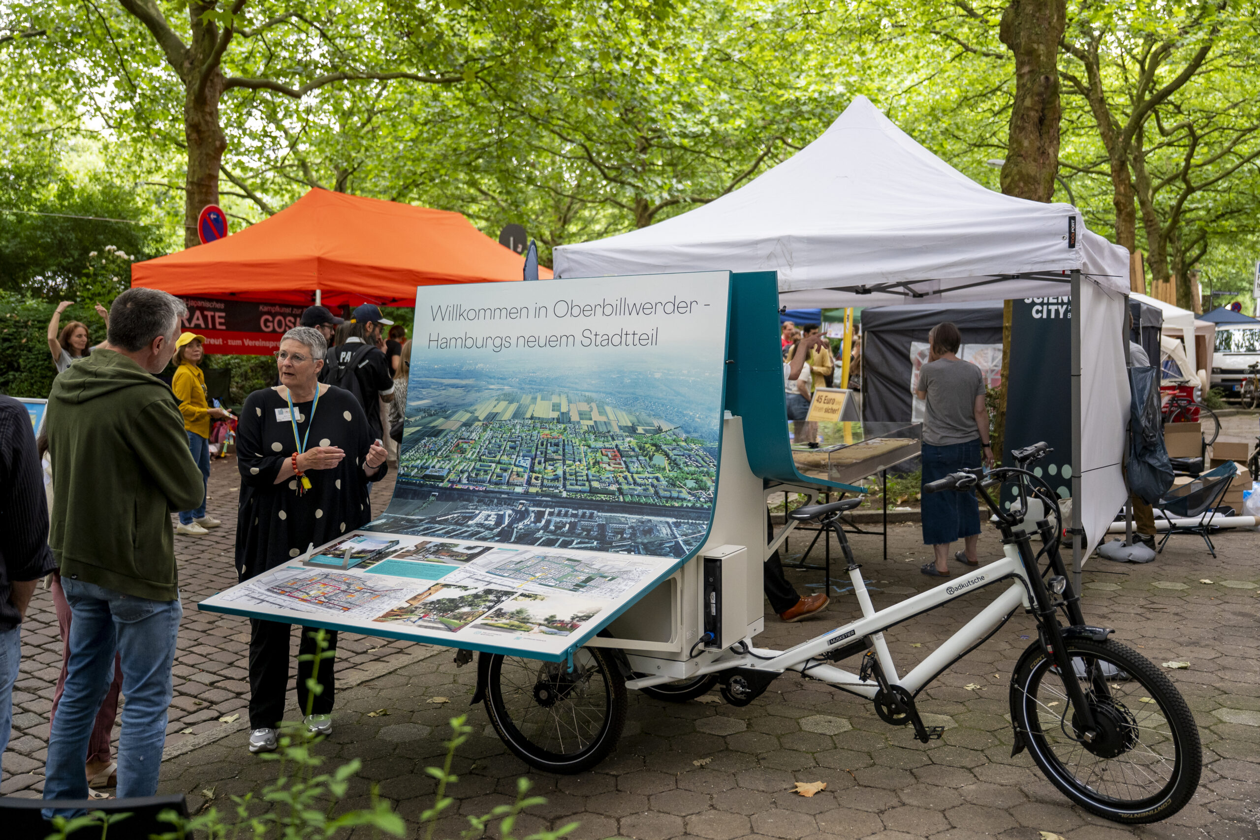 Dialogbike auf einem Marktstand im Grünen