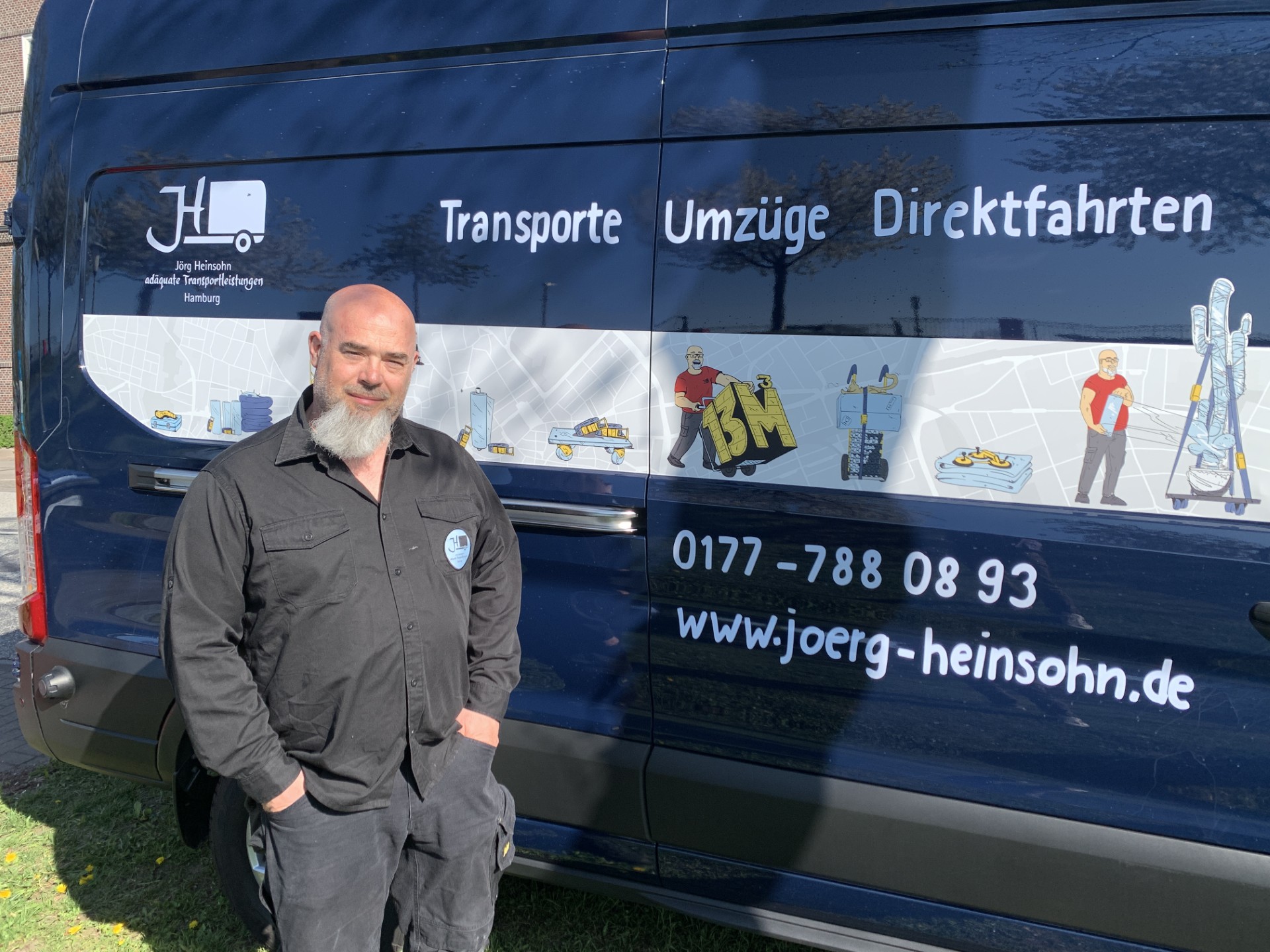 Mitmacher Jörg Heinsohn steht vor seinem Transporter