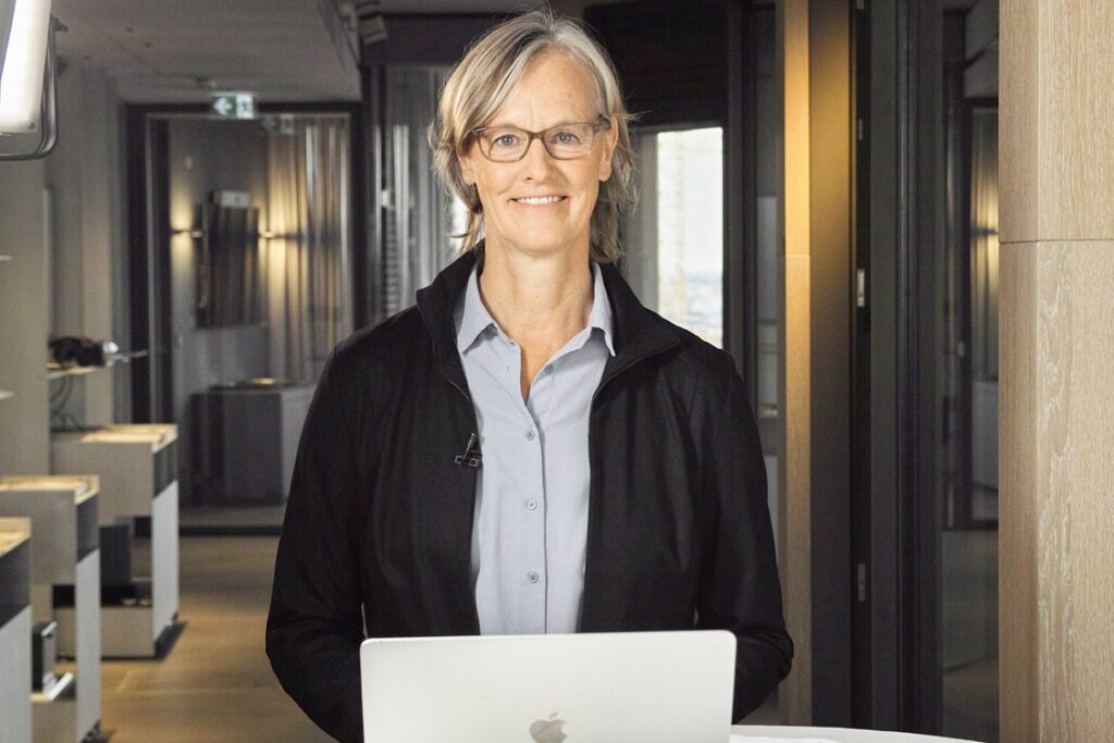 Portrait von Dr. Gesa Ziemer vor dunklem Hintergrund